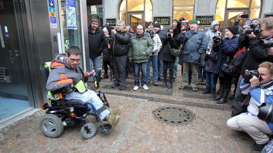 Fotoblog: Metro na Můstku má výtah pro vozíčkáře. Podzemní drahou se však nesvezou