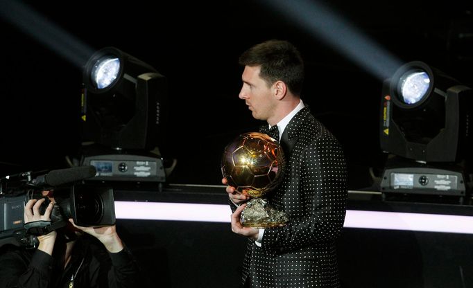 Lionel Messi svolil pro slavnostní večer v Curychu elegantní puntíkované sako.