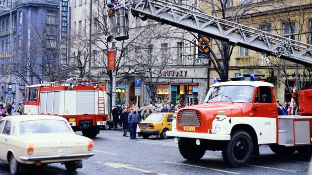 Tenkrát v Československu. Ponurá bída i lesk socialismu na neznámých fotkách