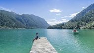 Přestože Achensee má doslova křišťálově čistou vodu s průhledností klidně do deseti metrů, koupání v ní ocení především otužilci. Teplota vody se totiž v letních měsících stěží přehoupne přes 20 stupňů Celsia.