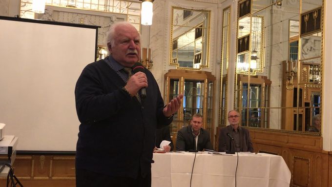 Setkání na podporu uvězněných synů podnikatele Zdeňka Zemka v Obecním domě v Praze