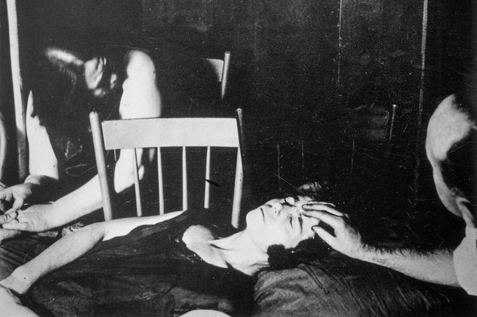 Séance vedená doktorem Thomasem Glendenningem Hamiltonem v kanadském Winnipegu, 1930. Médium Mary Marshall materializuje obraz ducha Katie King (vpravo nahoře).