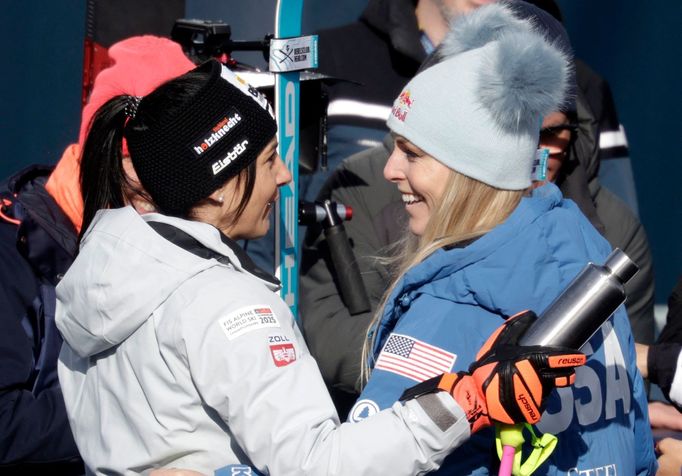 Stephanie Venierová a Lindsey Vonnová v závodě super-G žen na MS v Saalbachu 2025