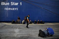 Syrští uprchlíci se právě vylodili v přístavu Piraeus nedaleko Atén.