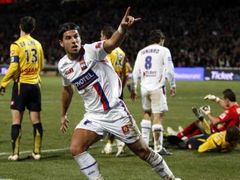 Milan Baroš z Olympique Lyon slaví gól do sítě Sadanu. V dresu Lyonu se trefil podruhé.