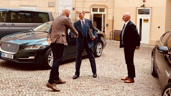 Princ Edward při setkání s britským velvyslancem na britské ambasádě v Praze.