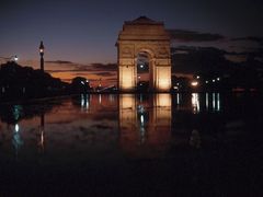 Brána Indie je v noci nádherně nasvícená, Dillí