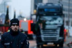 Pachatel berlínského masakru nákladní vůz unesl a řidiče zavraždil. Policie asi zatkla jiného muže