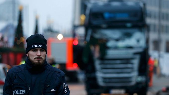 Policista stojí v Berlíně před nákladním vozem, se kterým pachatel najel v pondělí večer do lidí.