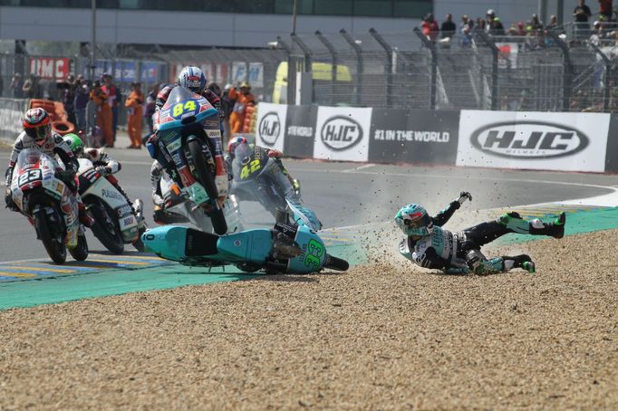 Jakub Kornfeil letí vzduchem ve Velké ceně Francie třídy Moto3.