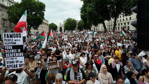 V centru Londýna v sobotním 30stupňovém horku protestovaly desetitisíce lidí na podporu Palestinců a vyjadřovaly obavy z eskalace na Blízkém východě.