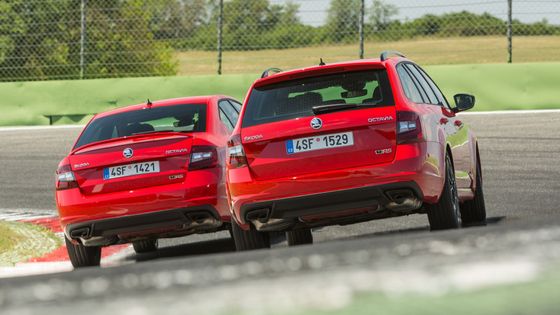 Škoda Octavia RS 245 v provedení liftback (vlevo) a Combi.