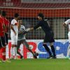 V přátelském zápase Rakousko - Turecko vniknul na hrací plochu fanoušek