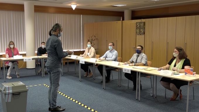 Video: Manuál ministerstva vnitra k volbám ve volební místnosti