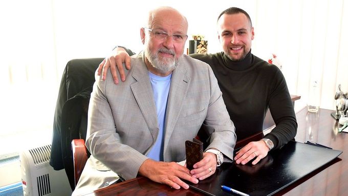 Jan Starka (vpravo), majitel příbramského fotbalového klubu, s otcem Jaroslavem