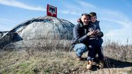 Pjetër patří v Albánii mezi pionýry tetování. Otevřel si vlastní tetovací studio v nepoužívaném bunkru.