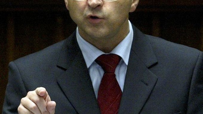 Šéf polské menšinové vlády Kazimierz Marcinkiewicz buď vyjedná koalici s nevypočitatelnými extremisty, nebo bude svou funkci obhajovat v předčasných volbách