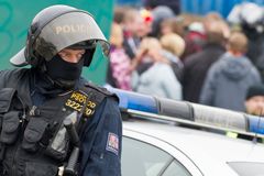 Fanoušci Baníku řádili v Opavě. Došlo ke zraněním, policie zadržela padesát lidí
