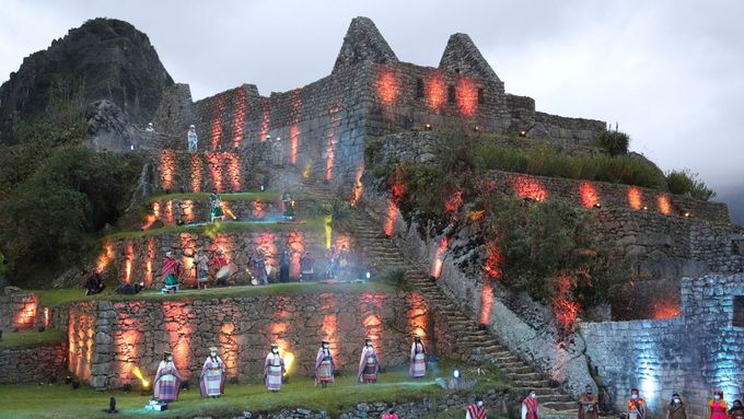 Na ilustračním snímku z loňského roku je ceremoniál v ruinách inckého města Machu Picchu.