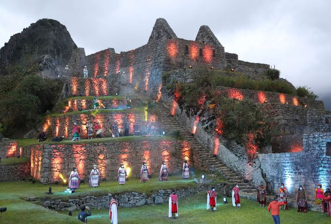 Na ilustračním snímku z loňského roku je ceremoniál v ruinách inckého města Machu Picchu.