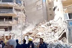 Záchranáři v Alexandrii pátrají po lidech pod troskami zřícené budovy