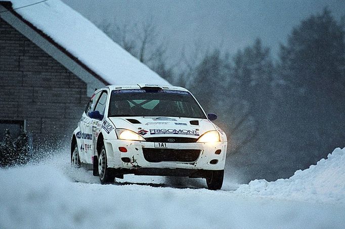 2004 - Enge je na čtyřech kolech takřka renesančním člověkem. Kromě trucku snad závodil už se vším, takže nemohl vynechat ani rallye.