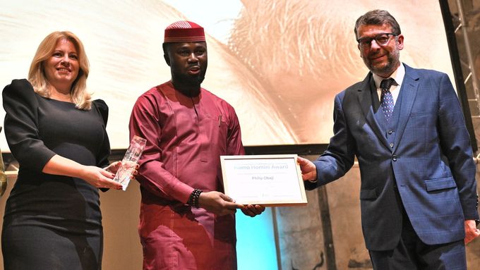 Bývalá prezidentka Zuzana Čaputová, nigerijský novinář Philip Obaji a ředitel společnosti Člověk v tísni Šimon Pánek na zahájení filmového festivalu Jeden svět a předání ceny Homo Homini.