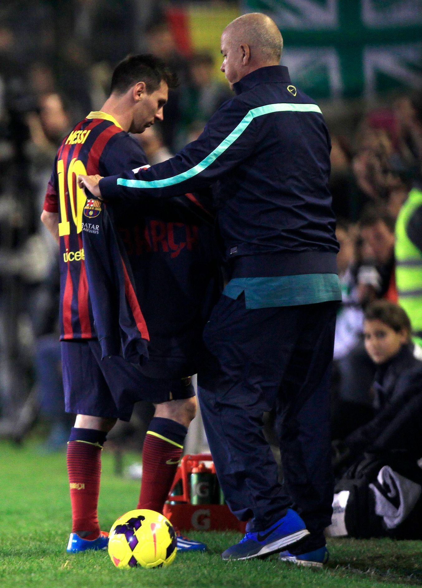 Leo Messi střídá v zápase se Sevillou