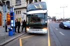 Před pražským hlavním nádražím stojí luxusní dvoupatrový autobus. V pět večer odtud vyráží na svou novou trasu cestovní kancelář Corrupt tour.