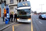 Před pražským hlavním nádražím stojí luxusní dvoupatrový autobus. V pět večer odtud vyráží na svou novou trasu cestovní kancelář Corrupt tour.