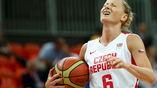 Česká basketbalistka Kateřina Bartoňová je zklamaná z neproměněné šance v utkání skupiny A s Tureckem na OH 2012 v Londýně.