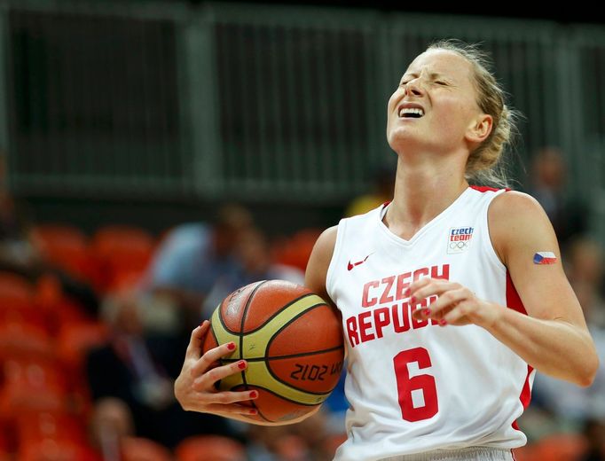 Česká basketbalistka Kateřina Bartoňová je zklamaná z neproměněné šance v utkání skupiny A s Tureckem na OH 2012 v Londýně.