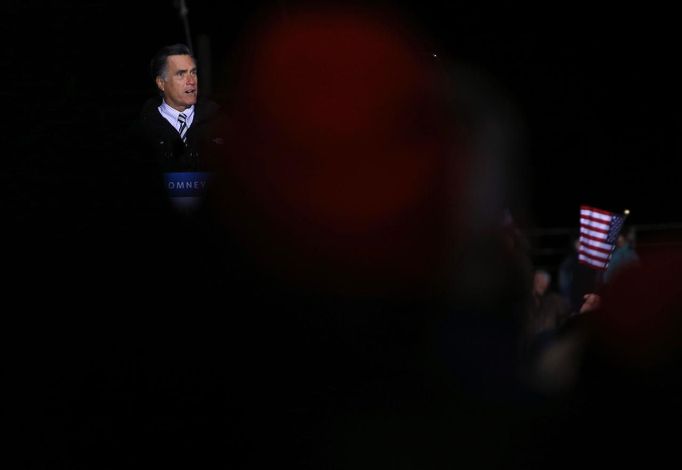 U.S. Republican presidential nominee Mitt Romney speaks at a campaign rally in Morrisville, Pennsylvania November 4, 2012. REUTERS/Brian Snyder (UNITED STATES - Tags: POLITICS ELECTIONS USA PRESIDENTIAL ELECTION) Published: Lis. 5, 2012, 12:50 dop.