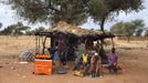 A Malian soldier makes a phone call in front of a roadside convenience store at a military checkpoint in Sevare, Mali, January 27, 2013. REUTERS/Joe Penney (MALI - Tags: POLITICS MILITARY CONFLICT) Published: Led. 27, 2013, 3:59 odp.