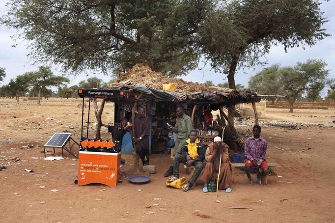 A Malian soldier makes a phone call in front of a roadside convenience store at a military checkpoint in Sevare, Mali, January 27, 2013. REUTERS/Joe Penney (MALI - Tags: POLITICS MILITARY CONFLICT) Published: Led. 27, 2013, 3:59 odp.