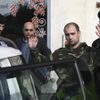 Policie zatýká Pavla Vondrouše, který 28. září 2012 střílel na prezidenta Klause.