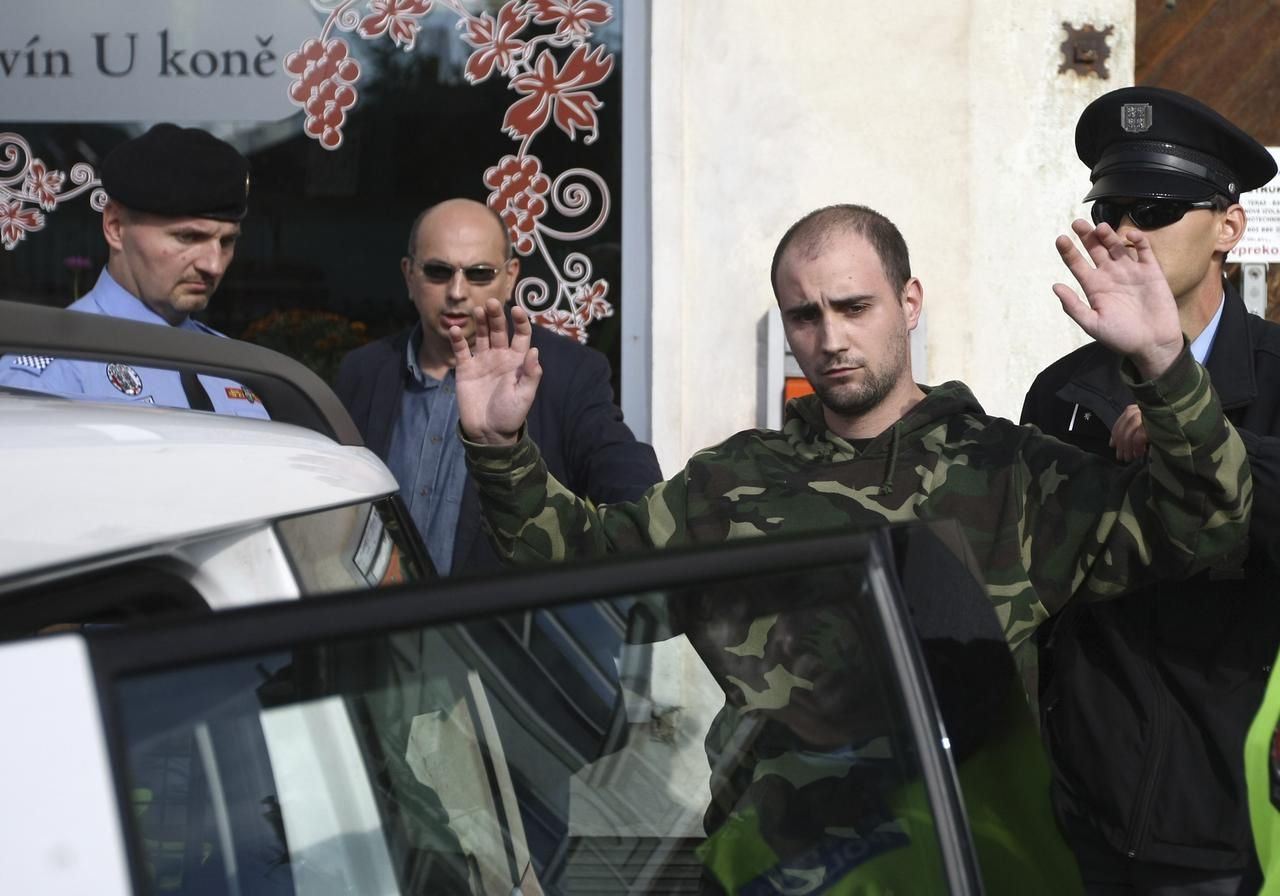 Policie zatýká Pavla Vondrouše, který 28. září 2012 střílel na prezidenta Klause.