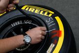 Pneumatiky jsou vůbec v současné formuli 1 tématem číslo 1. Pirelli určilo striktní rozmezí huštění gum, které je pravidelně kontrolováno.