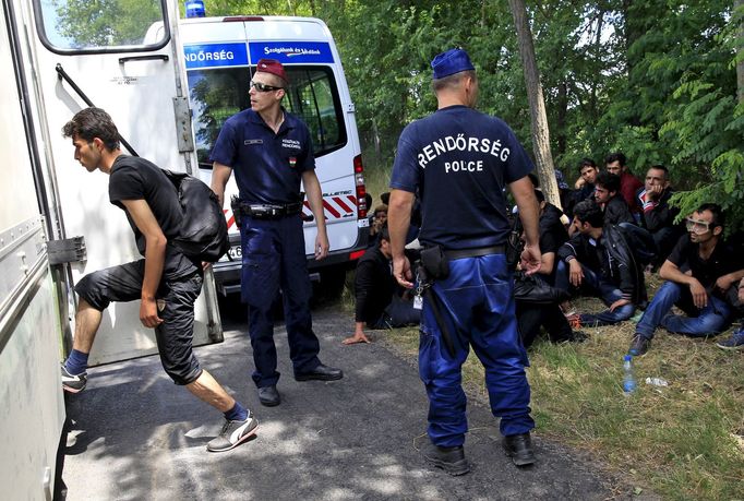 Iráčtí uprchlíci jsou zadrženi maďarskou policií krátce po přechodu hranice se Srbskem.