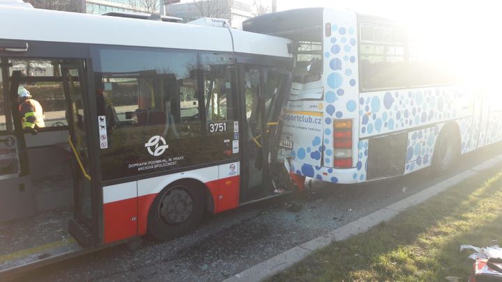 Při nehodě dvou autobusů na pražském Chodově se zranilo 30 lidí, většinou dětí