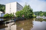 Při noční bleskové povodni v Českém Krumlově se vylila říčka Polečnice do objektů kolem Chvalšinské ulice.