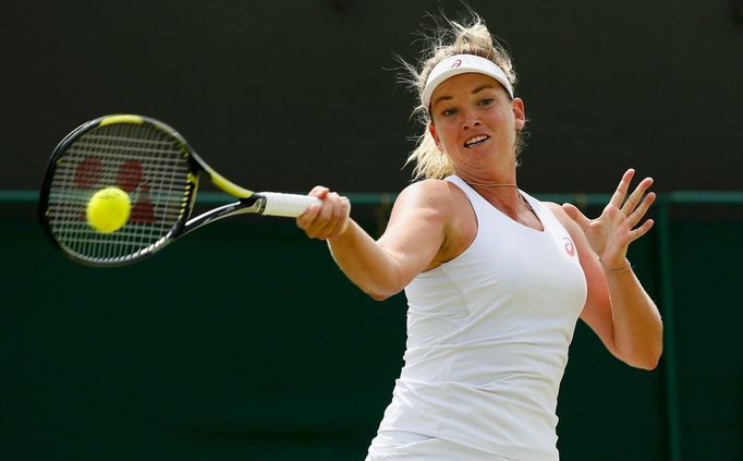 Coco Vandewegheová v osmifinále Wimbledonu 2015 s Lucií Šafářovou.