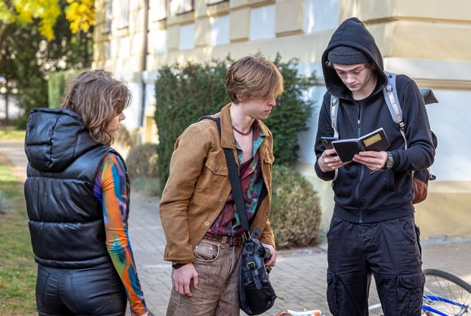 Magdalena Prostá, Maximilián Dolanský a Prokop Zach ve snímku pro teenagery High School Heist.