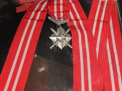 Stříbrný junácký kříž, který byl udělen Šušlíkovu oddílu "Padesátka"