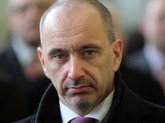 Český levicový prezident ve sněmovně podpořil pravicového ministra průmyslu Martina Kubu.