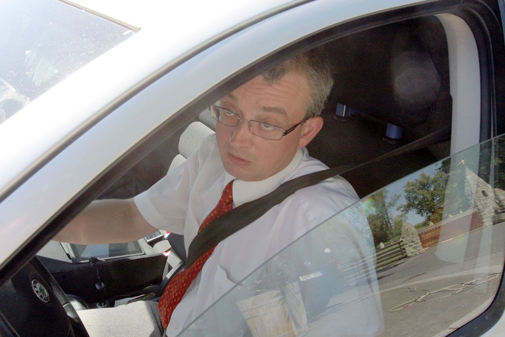 Před zámeckou branou v Lánech