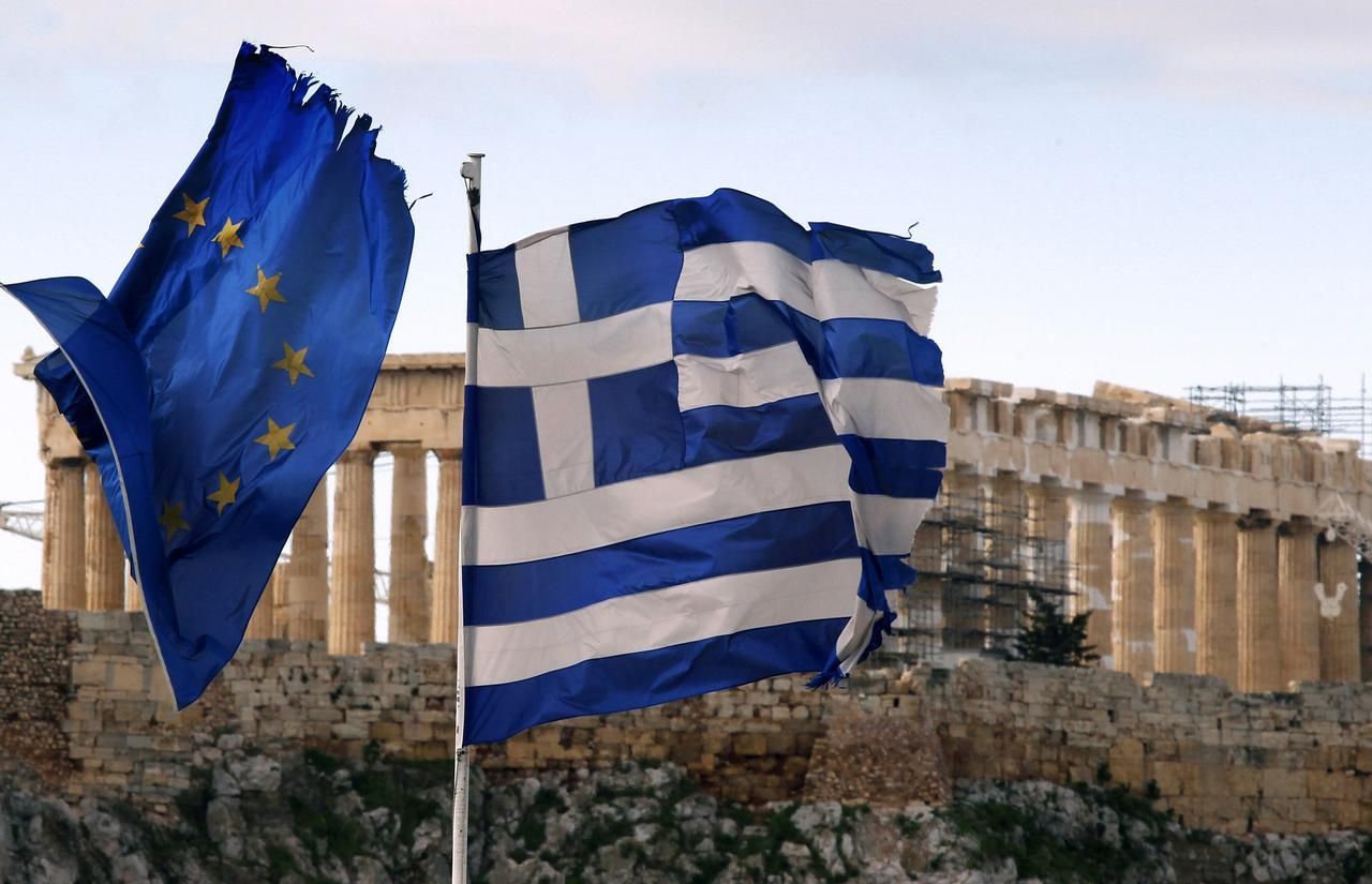 Řecko: řecká vlajka a vlajka EU