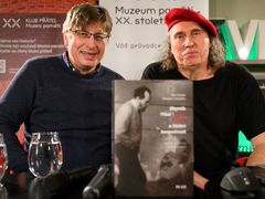 Autoři historik Petr Blažek a Miroslav Vodrážka.