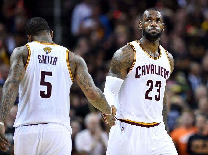 NBA, Cleveland Cavaliers: LeBron James (23) a  J.R. Smith (5)