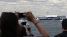 The Space Shuttle Enterprise, passes the Statue of Liberty as it rides on a barge in New York harbor, June 6, 2012. The Space Shuttle Enterprise was being moved up the Hudson River to be placed at the Intrepid Sea, Air and Space Museum. REUTERS/Brendan McDermid (UNITED STATES - Tags: SCIENCE TECHNOLOGY TRANSPORT) Published: Čer. 6, 2012, 5:22 odp.